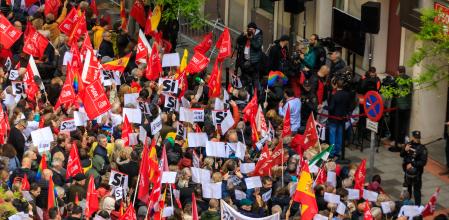 Simpatizantes de Pedro Sánchez hoy frente a la sede socialista en Ferraz
