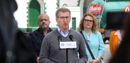 El president del PP, Alberto Núñez Feijóo, davant els mitjans de comunicació en una empresa d'oli a Tortosa