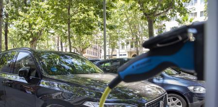 PUNTO DE CARGA DE COCHES ELÉCTRICOS EN EL CENTRO DE BARCELONA