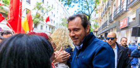 Simpatizantes del PSOE se concentran en los alrededores de la sede socialista de Ferraz para mostrar su apoyo al presidente del Gobierno, Pedro Sánchez, en el marco de la celebración de un Comité Federal del PSOE, este sábado en Madrid. Miles de personas, 12.500 según la Delegación del Gobierno, se reúnen en Ferraz, donde se celebra un Comité Federal del PSOE, con el propósito de que Sánchez no dimita.