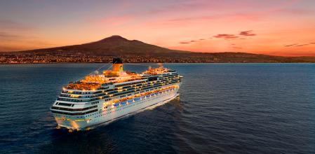 Costa Cruceros frente al skyline del volcán Etna
