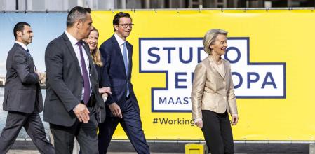 Maastricht (Netherlands), 29/04/2024.- European Commission President Ursula von der Leyen (R) of the European Peoples Party arrives for the start of the Maastricht Debate, in Maastricht, The Netherlands, 29 April 2024, where party leaders from the European Parliament debate with each other in the run-up to the European elections. The European Parliament elections are scheduled across EU member states from 06 to 09 June 2024. (Elecciones, Países Bajos; Holanda) EFE/EPA/MARCEL VAN HOORN