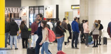 Varias personas en el aeropuerto Adolfo Suárez Madrid-Barajas, el día que comienza la huelga de los trabajadores de handling de Iberia, a 5 de enero de 2024, en Madrid (España). Hoy comienza la huelga de cuatro días, del 5 al 8 de enero, convocada para los trabajadores del handling de Iberia por la que la compañía se ha visto obligada a cancelar 444 vuelos de las aerolíneas del grupo, afectando a más de 45.600 pasajeros. La convocatoria de huelga se convirtió en definitiva ayer, 4 de enero, cuando finalizó la última reunión entre sindicatos y la compañía para tratar de llegar a un acuerdo que la evitase. La huelga de los trabajadores de esta filial de Iberia surge después de que la compañía perdiera la licencia de operador en ocho de los grandes aeropuertos en el último concurso de handling de Aena.