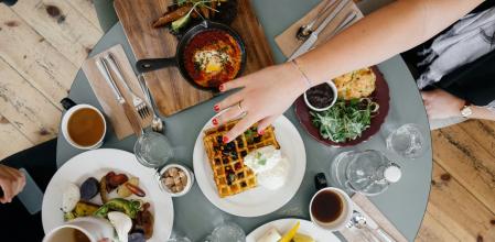 Las dietas restrictivas son uno de los riesgos que hay que evitar.