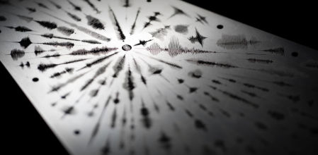 Detalle de la placa metálica de Clipper en la que se ha representado la palabra agua en 103 idiomas