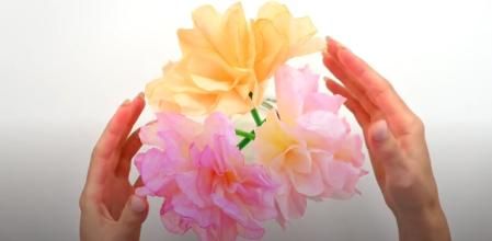 Necesitas pintura acuarela líquida y un limpiapipas.