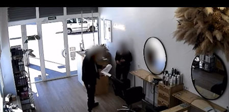 El presunto autor captado por las cámaras de seguridad de uno de los establecimientos donde cometió los hurtos