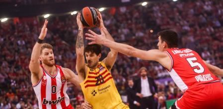Piraeus (Greece), 30/04/2024.- Olympiaco's Thomas Walkup (L) in action against Barcelona''s Nicolas Lapropvittoola (R) during the Euroleague basketball match between Olympiacos Piraeus and Barcelona, in Piraeus, Greece, 30 April 2024. (Baloncesto, Euroliga, Grecia, Pireo) EFE/EPA/GEORGIA PANAGOPOULOU
