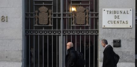 El letrado que defiende a Carles Puigdemont, Gonzalo Boyé (i), a su llegada a la Audiencia previa sobre el 'procés' en el Tribunal de Cuentas, a 16 de diciembre de 2022, en Madrid (España). El Tribunal de Cuentas celebra la audiencia previa sobre el presunto desvío de fondos para los gastos del proceso independentista de Cataluña, 1-O, y la acción exterior del 'procés', en el marco del procedimiento que se sigue contra el ex presidente catalán Carles Puigdemont, su ex vicepresidente Oriol Junqueras y otros ex cargos del Govern, a quienes se les reclama 3,4 millones de euros en concepto de responsabilidad contable. Boyé ha insistido en la condición de eurodiputado de Puigdemont y la inmunidad que ésta conlleva para pedir al Tribunal que paralice el procedimiento que se sigue en su contra.