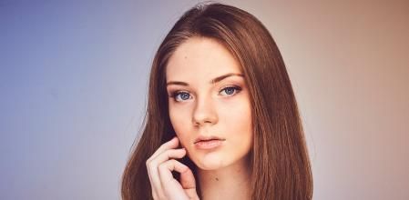 El yoga facial se basa en ejercicios para tonificar la piel del rostro.