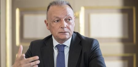 Salvador Navarro posa para la entrevista con Guyana Guardian