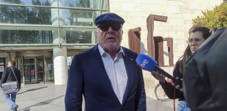GRAFCVA180. VALENCIA, 26/04/2024.- El comisario jubilado José Manuel Villarejo ha acudido al juzgado que lleva el caso Erial y en el que será llamado a declarar como testigo más adelante y ha mantenido ante los medios de comunicación que la verdad