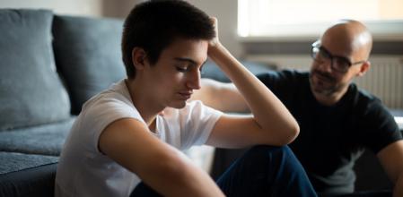 En la adolescencia pueden darse conductas como robar dinero a sus padres.