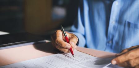 Un hombre firmando un contrato de inversión o seguro