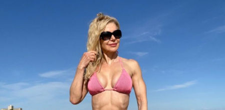 Lesley Maxwell en la playa