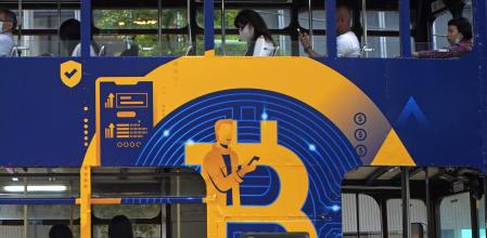 Un anuncio de la criptomoneda Bitcoin en un tranvía en Hong Kong 