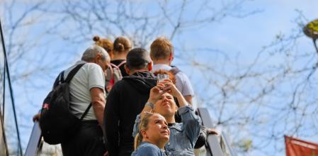 El sector de servicios, en general, y dentro de él las actividades turísticas tienen un peso importante en la economía barcelonesa