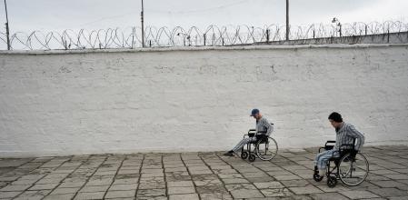 Los prisioneros heridos visten uniformes a rayas para diferenciarse del resto. En la imagen, el patio
