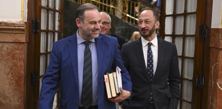 MADRID, 23/04/2024.- El vicepresidente primero del Congreso de los Diputados, Alfonso Rodríguez Gómez de Celis (d), y el diputado del Grupo Mixto José Luis Ábalos (i) este martes, en el pleno del Congreso, en Madrid. EFE/ Fernando Villar