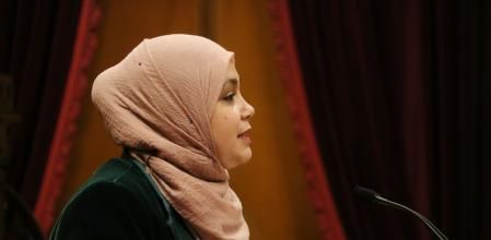 Plan medio de la diputada de ERC Najat Driouech interviniendo al pleno del Parlamento el 29 de abril del 2021. Horizontal.