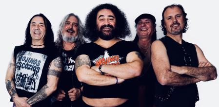 'El Sevilla' (al centro) junto a los integrantes de Mojinos Escozíos