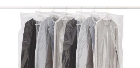 Protegidos por fundas de tela o de plástico y en una barra de la parte más alta del armario, la mejor forma de guardar los abrigos y las chaquetas de invierno.