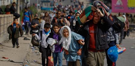 Palestinians, including the elderly and children, leave the northern Gaza Strip on foot to seek refuge in the south as Israeli tanks roll deeper into the enclave amid the conflict between Israel and Hamas, in central Gaza, November 10, 2023. REUTERS/Ibraheem Abu Mustafa Pulitzer Prize Winner for Breaking News Photography