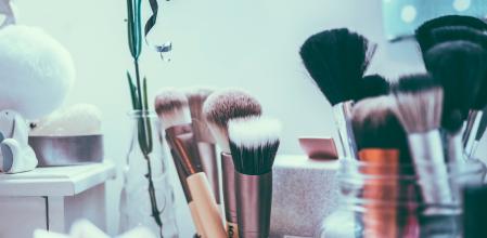 La piel luminosa es uno de los rasgos del 'it girl makeup'.