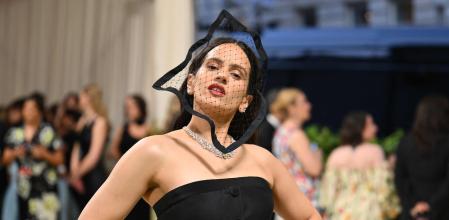 Rosalía ha apostado por el negro con un vestido de Dior