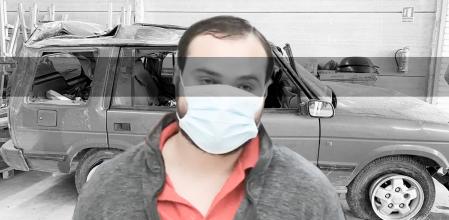 Pedro Lozano, el Rambo de Requena, en los días de su juicio, con uno de los coches que destrozó a su espalda