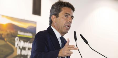 El 'president' de la Generalitat, Carlos Mazón, interviene tras su reunión con el presidente de BP España, Andres Guevara, en el Polígono Industrial El Serrallo, a 6 de mayo de 2024, en Castelló de la Plana, Comunidad Valenciana (España). El encuentro se produce con motivo de la firma del memorando de entendimiento (MOU) entre la Generalitat y la compañía energética.