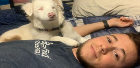 La perrita se llama Plum y tiene 5 años