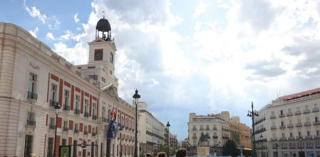 Fachada de la Real Casa de Correos, a 2 de julio de 2023, en Madrid (España). Construída a finales de la segunda mitad del siglo XVIII y situada en la parte meridional de la Puerta del Sol, la Real Casa de Correos es actualmente la sede de la presidencia de la Comunidad de Madrid.