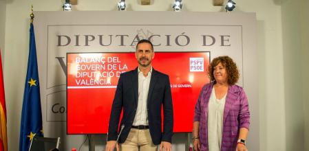 El portaoz del PSPV en la Diputación, Carlos Fernández Bielsa, junto a la portavoz adjunta del grupo, Neus Garrigues.