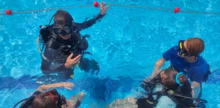 Trabajan en condiciones sin gravedad en piscinas como hacen los astronautas para emular estar en el espacio exterior