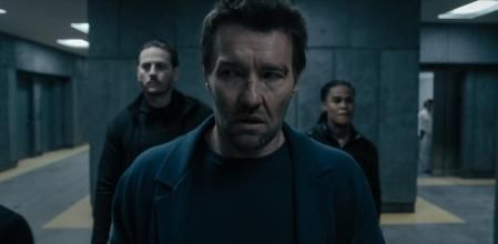 Joel Edgerton despierta en una realidad paralela.