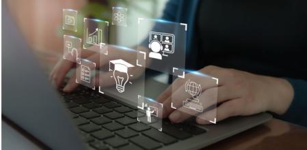 Persona escribiendo en la computadora.