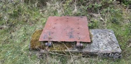 La puerta oxidada hallada en el suelo del bosque que conduce a un misterio no descifrado