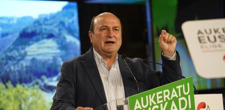 El presidente del partido, Andoni Ortuzar, interviene durante el arranque de la campaña electoral del PNV, en la Plaza de la Virgen Blanca, a 4 de abril de 2024, en Vitoria-Gasteiz, Álava, País Vasco (España). Después de tres legislaturas, Iñigo Urkullu no se presenta en 2024 con el Partido Nacionalista Vasco a las elecciones del domingo 21 de abril. El partido ha renovado el rostro de su candidatura a lehendakari, con Imanol Pradales al frente.
