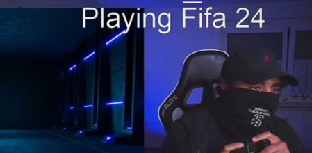 El usuaria agarra el mando para fingir que está jugando