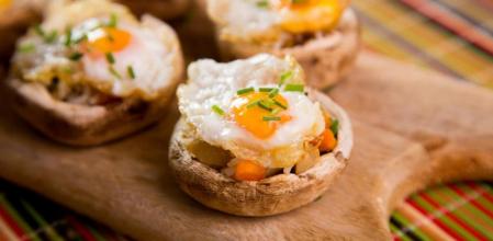 Champiñones rellenos con huevo de codorniz