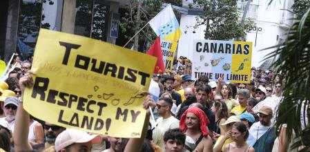 SANTA CRUZ DE TENERIFE, 20/04/2024.- Miles de personas participan este sábado en una manifestación bajo el lema ?Canarias tiene un límite? por las calles de Santa Cruz de Tenerife, para exigir un cambio en el modelo económico del archipiélago basado en el turismo de masas. EFE/Alberto Valdés