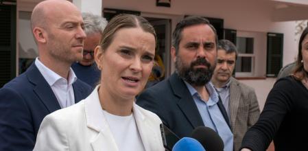 MAHÓN (MENORCA), 29/04/2024.- La presidenta del Govern balear y líder del PP de las islas, Marga Prohens, atiende a la prensa en el puerto de Mahón durante su visita institucional a Menorca este lunes. Prohens considera que la amenaza frustrada de dimitir del presidente del Gobierno, Pedro Sánchez, ha sido 