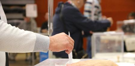 Uno de los primeros votantes en el Centro Cívico de Balàfia depositando su voto en la urna