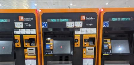 Máquinas de venta de billetes de Rodalies, este domingo en la estación de Sants de Barcelona.