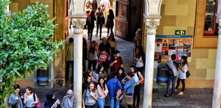 FOTO ALEX GARCIA PATIO DE LA FACULTAD DE FILOLOGIA DE LA UNIVERSIDAD DE BARCELONA. UB. MAYORIA DE CHICAS 2016/09/28