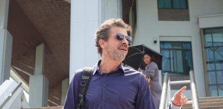 KOH SAMUI (TAILANDIA), 01/05/2024.- El joven español Daniel Sancho terminó este miércoles después de alrededor de tres horas, su declaración en el juicio en su contra Tailandia miedo el supuesto asesinato del cirujano colombiano Edwin Arrieta, que hoy se centró en responder en laso preguntas de la acusación. En la imagen, el padre de Daniel, Rodolfo Sancho, en su salida del tribunal de Samui (Tailandia). EFE/ Sitthipong Charoenjai