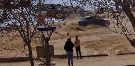 El todoterreno realizando trompos mientras los vecinos observan