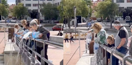 Un grupo de vecinos llena con garrafas de agua un estanque de Sabadell para salvar a los patos