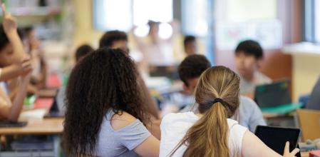 Dos jóvenes estudiantes en una aula